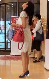 在商场里避雨的少妇,身材很不错