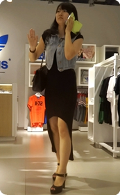 街拍美眉穿着前面短后面长的裙子,是不是很方便呀