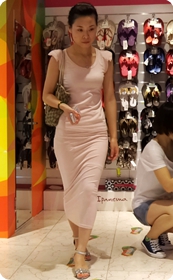 街拍粉红色连衣裙少妇,商场里挑鞋子
