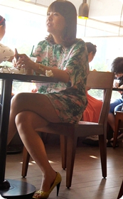 街拍短裙少妇坐在咖啡店里