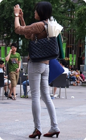 街拍少妇紧身包臀裤子,十分性感