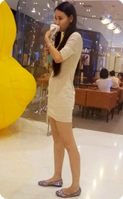 这么娇小可爱的美眉有没有燃起你想推倒她推倒的冲动