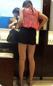 比较丰满的直发平底鞋美眉