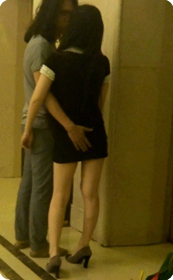街拍超短裙妹子在等电梯,屁股被摸的很爽的样子