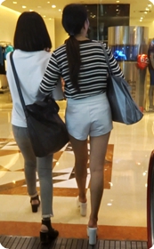 街拍小热裤紧身牛仔裤你更喜欢哪个呢