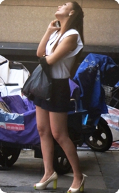 街拍路边的小热裤美眉在打电话有说有笑的