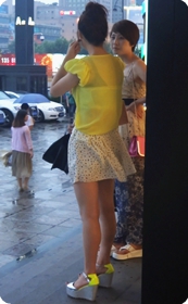 清纯妹子小斑点裙,很有夏天的味道