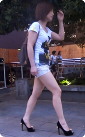 小热裤加高跟鞋真的可以把少妇的风情展现的淋淋尽致