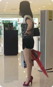 小热裤少妇逛商场,逛累了就坐下找地方吃饭了