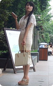 街拍非常白嫩的超短连衣裙少妇