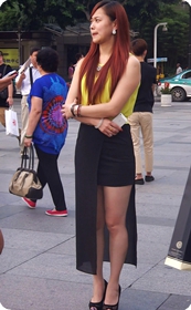 街拍美眉裙子很性感,裙子旁边的遮帘反倒增加了性感度