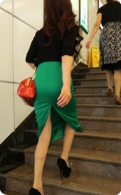 街拍后开叉短裙少妇,身材还很高挑