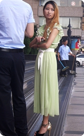 长发飘飘的长裙美眉