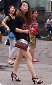 街拍还不错的白色小热裤少妇