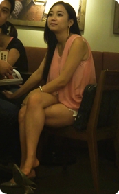 街拍漂亮美眉,坐在咖啡店里聊天