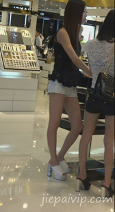 商场高跟热裤两美女