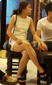 白色连衣裙美眉在等吃饭