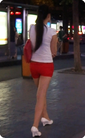 街拍红色超短裙美眉,浓妆艳抹的还不错