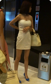 白色裹胸连衣裙美眉,这是要去上班吗