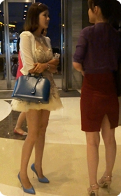 街拍蓬蓬裙美眉在等电梯