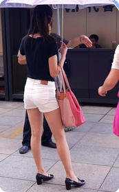 街拍翘臀小热裤美眉,长相也不错