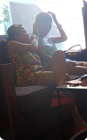 坐在咖啡店里玩自拍的姐妹