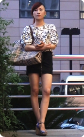 街拍身材高挑的黑色超短裙美眉