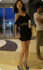 街拍美眉穿的这么花枝招展的是要去哪里勾引男人啊