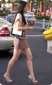 街拍清纯女大学生逛街,怎么样有没有口水流下来