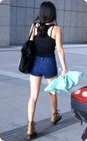 街拍小热裤美眉,搔是本性呀