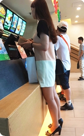 超短裙少妇吃甜筒的样子,让我意乱情迷