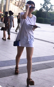 街拍美眉白体恤很另类可以露很多肉
