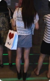 街拍长相很甜美的超短裙美眉