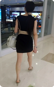 街拍黑色超短裙高跟少妇