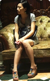 高跟短裙美眉,坐在沙发上等人