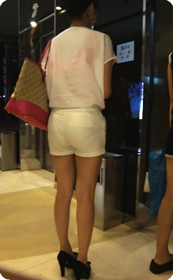 街拍小热裤美眉,红内衣很性感