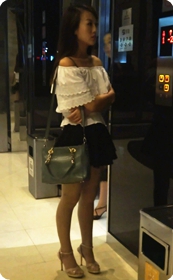 站在电梯前面静静的等电梯的美眉