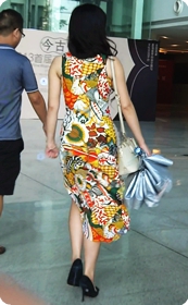 街拍花裙子少妇,后面长前面短很性感