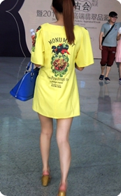 这妹子就穿了件大体恤就出来了