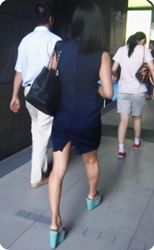 街拍身材很丰满的连衣裙少妇