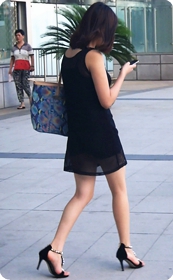 街拍透视装超短裙少妇内衣看的很清楚