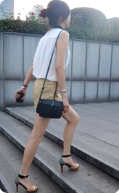 街拍金光闪闪的短裤少妇,去商场给小孩买玩具