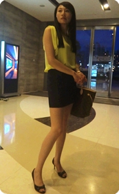 站在那里不停的换pose,秀高跟鞋