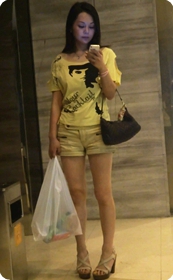 小热裤高跟少妇,边走边玩手机