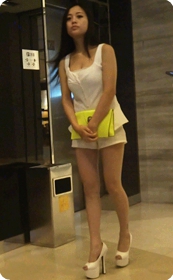 街拍小搔货一枚,事业线好深的