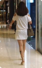 很丰满的白色连衣裙少妇,走起路来胸一直在抖