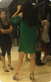 这么宽松的裙子,风一吹就穿帮了