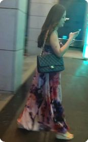 花裙子大胸部少妇,我估计有D