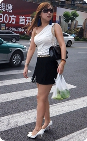 街拍如此丰满的短裙大胸部美眉
