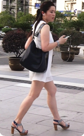 街拍很丰满的白色连衣裙少妇